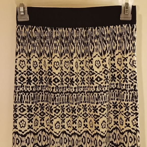 Long Slim Skirt. P/S. Black And White. - Picture 2 of 7